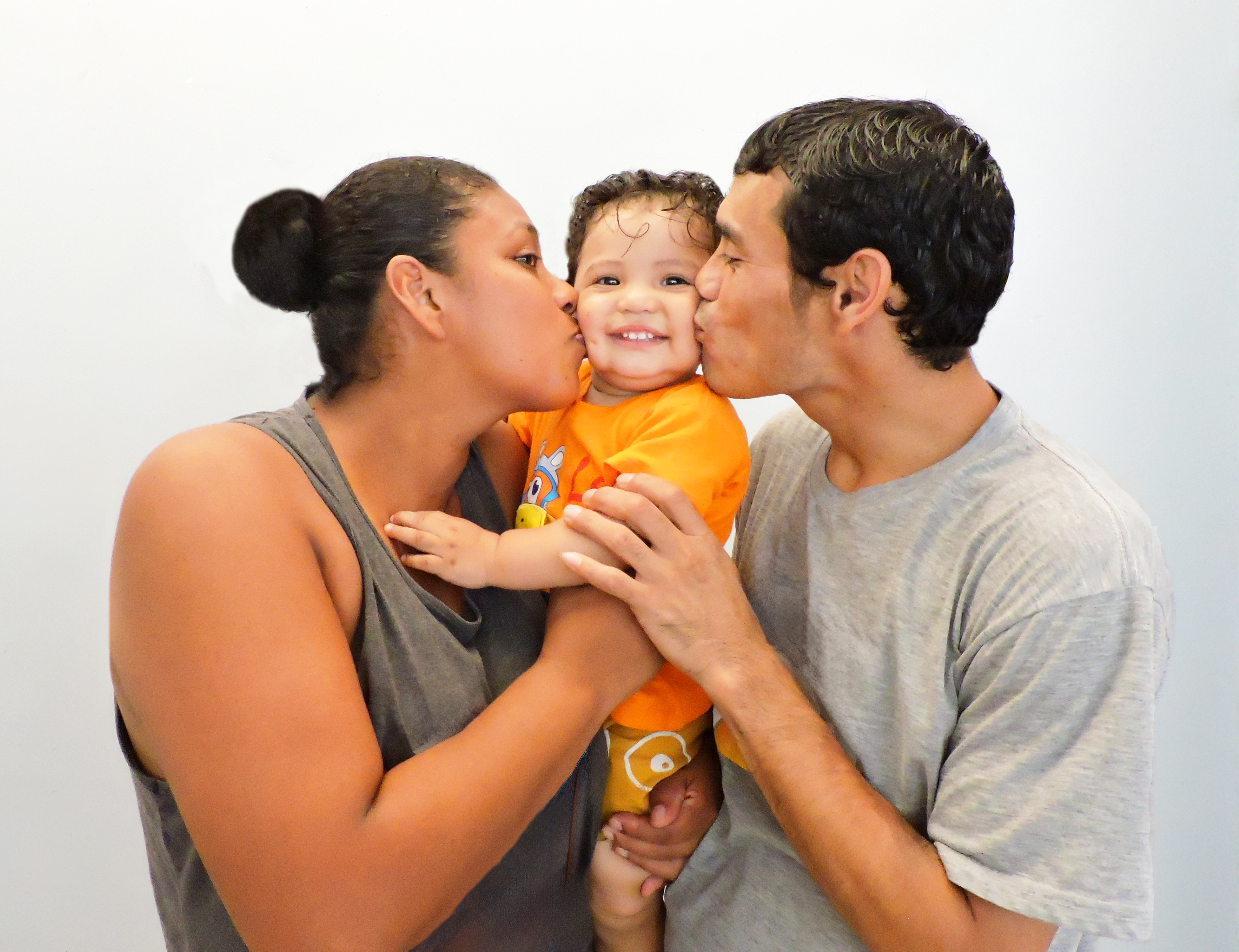 Familia, madre, padre e hijo sonriendo